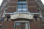 Gevelsteen hoek Eerste Hugo de Grootstraat en Van Oldebarneveldtstraat.
<br/>
Marcel Westhoff, juli 2017